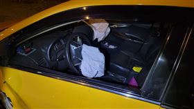 計程車司機陳男，駕車途中疑因精神不濟，不慎自撞橋上內側護欄。（圖／翻攝畫面）