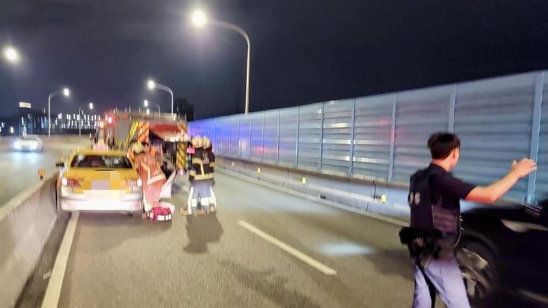 計程車司機陳男，駕車途中疑因精神不濟，不慎自撞橋上內側護欄。（圖／翻攝畫面）