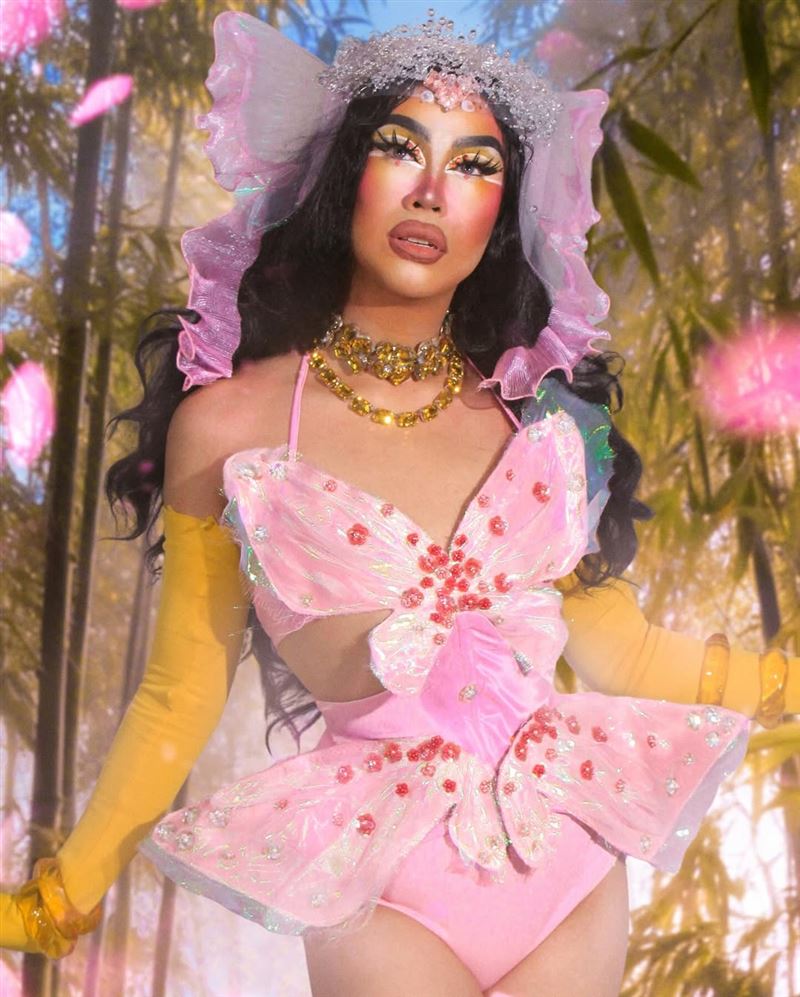 《菲律賓變裝皇后秀》參賽者Misua驚傳離世，享年27歲。（圖／翻攝自IG @themisua）