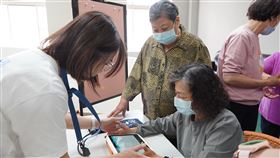 花蓮縣府4月2日舉辦捐贈儀式，與會人員體驗數位健康檢測。（圖／慈濟基金會提供） 