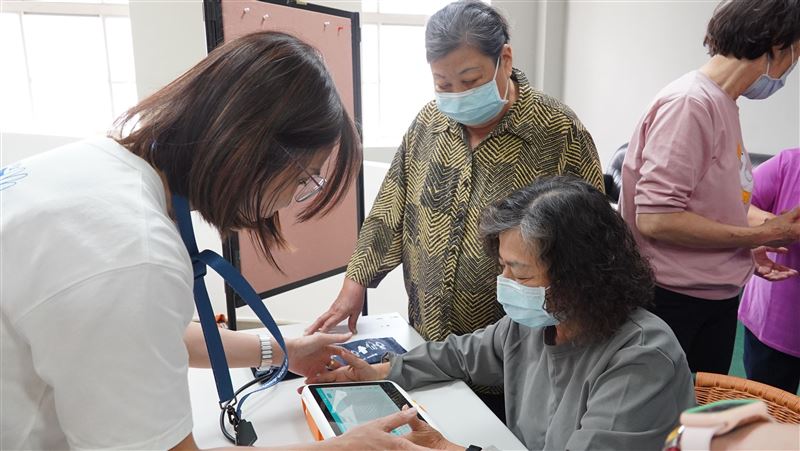 科技守護花蓮健康!慈濟聯手鴻海捐檢測儀