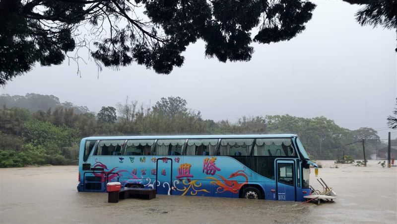 誤信人造雨喊國賠遭炎上!正妹司機發文了