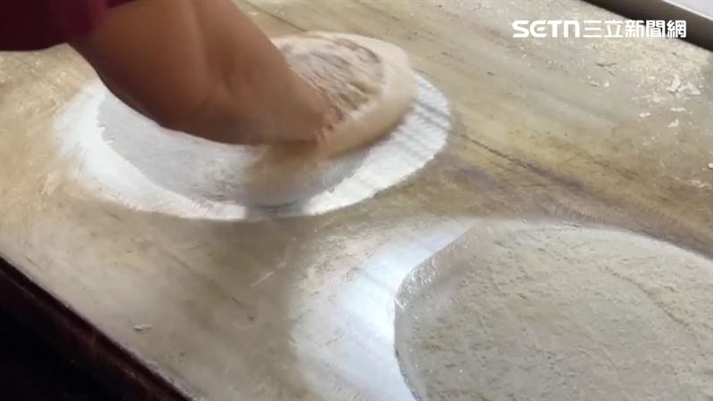 衛生局進一步調查發現，春捲裡面還有加「蛋和肉絲」，業者刻意隱瞞。（圖／翻攝畫面）