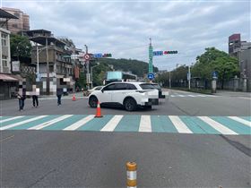 吳男駕駛自小客車迴轉時，沒注意到左轉號誌燈尚未亮起，撞擊林男駕駛的汽車。（圖／翻攝畫面）
