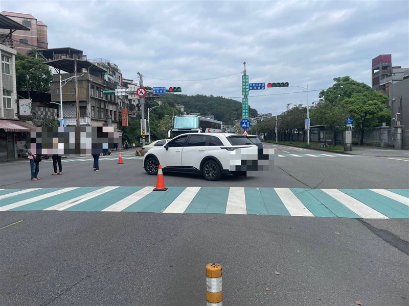 基隆男違規迴轉!撞飛直行車驚險畫面曝光