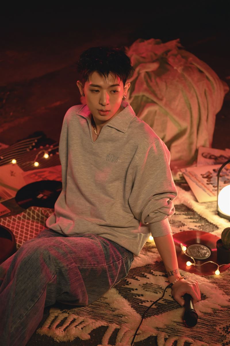 林亭翰於帳篷內拍攝MV,意外勾起實境節目野營難忘回憶。(圖/青田音樂提供)