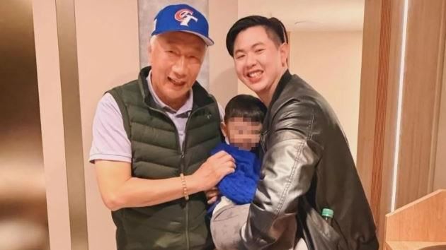 野生郭台銘現蹤!戴台灣隊球帽親切合照