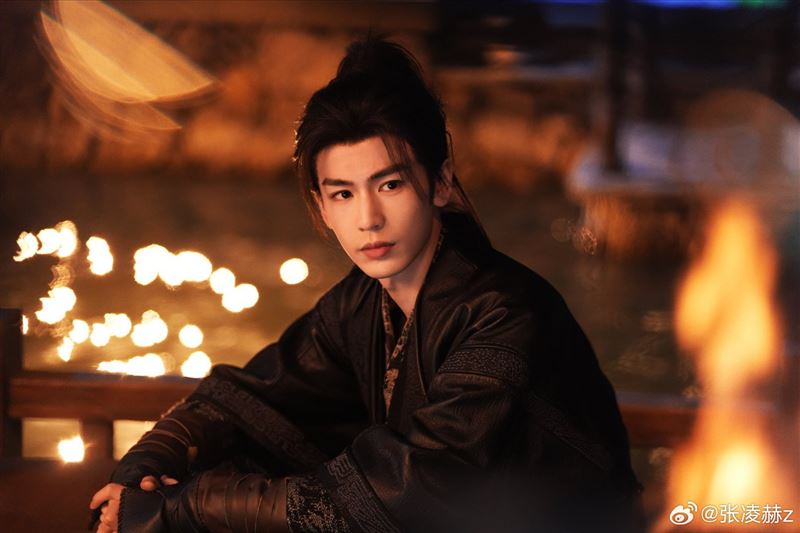 張凌赫憑古裝劇《逐玉》「武安侯」謝征一角爆紅,人氣持續攀升。(圖/翻攝自微博)