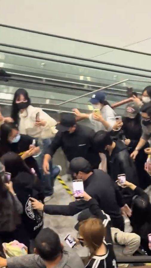 張凌赫被大批私生飯與代拍圍堵,場面一度失控。(圖/翻攝自微博)