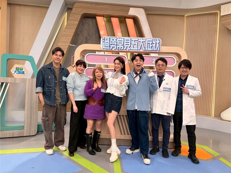 惟毅（左起）、Vicky、萁媽、白家綺、黃豪平。（圖／民視提供）