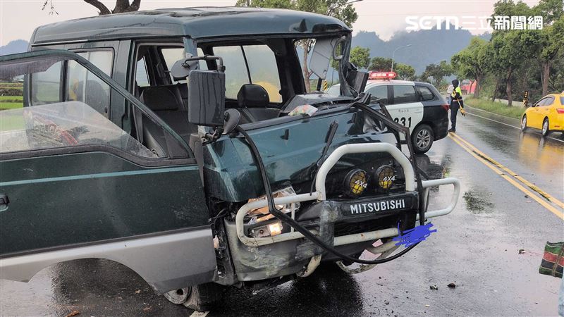 受困的駕駛雖意識清醒,但下肢被變形的車體緊緊夾困,動彈不得。(圖/翻攝畫面)