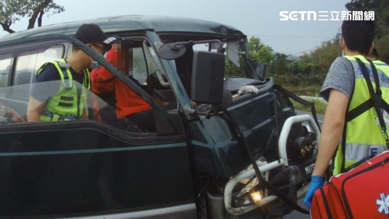 台東縣鹿野鄉中華路今天(6日)清晨,發生恐怖車禍。(圖/翻攝畫面)