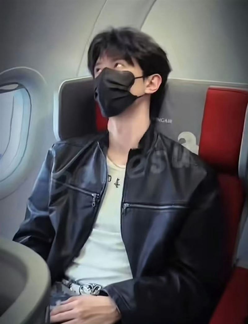 鄧凱爆紅後在飛機上也被私生跟拍,露出無奈表情翻白眼。(圖/翻攝自微博)