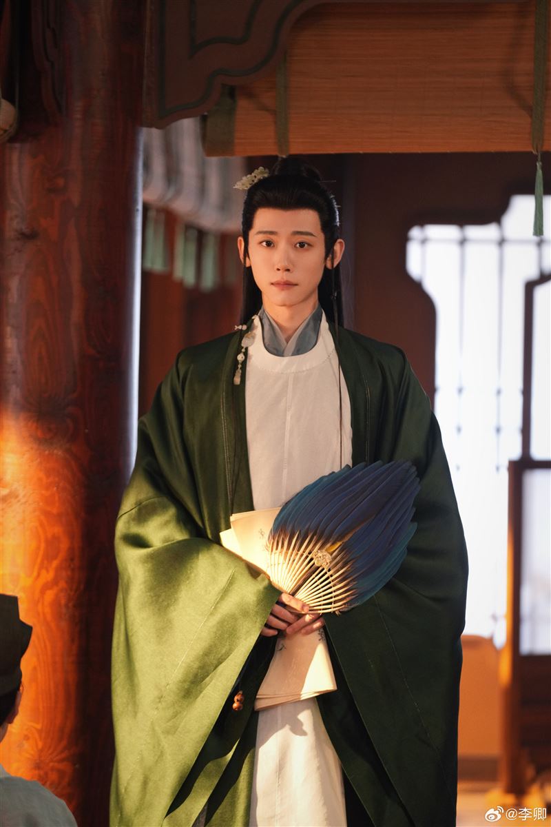 飾演軍師「公孫鄞」的演員李卿在機場全副武裝仍被認出,同樣遭到私生團團包圍。(圖/翻攝自微博)