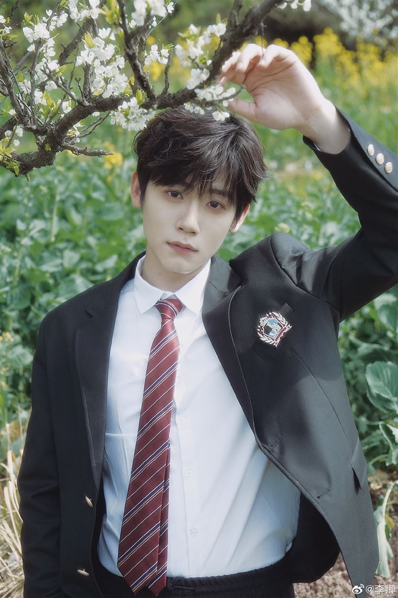 飾演軍師「公孫鄞」的演員李卿在機場全副武裝仍被認出,同樣遭到私生團團包圍。(圖/翻攝自微博)