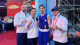 拳擊亞錦賽　林郁婷晉級4強在蒙古烏蘭巴托舉行的拳擊亞錦賽，「台灣女兒」林郁婷（右2）3日在60公斤級8強面對日本田口綾華，以壓倒性的5比0獲勝，教練曾自強（左2）滿意子弟兵表現。（中華民國拳擊協會提供）中央社記者(黎)建忠傳真　115年4月3日