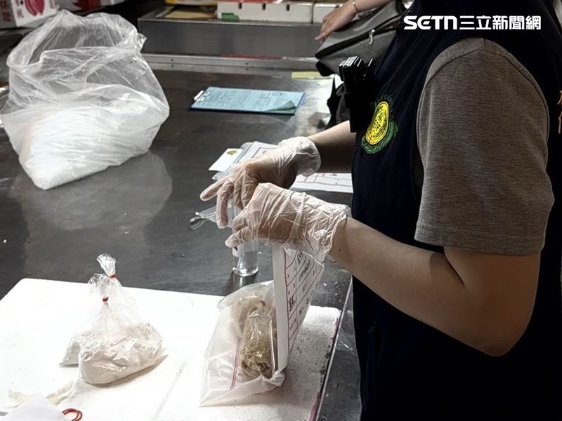 衛生局人員抽驗花生粉。（圖／翻攝畫面）