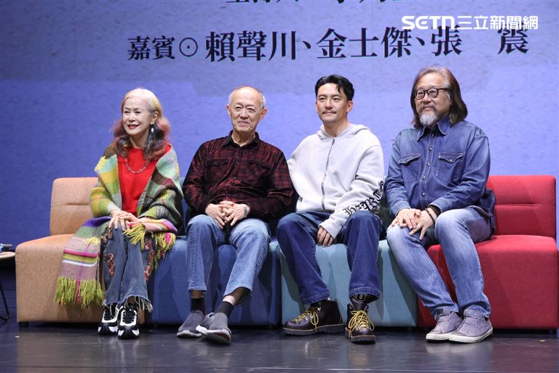 (左起)丁乃竺、金士傑、張震、賴聲川出席「舞台與時間之間 江濱柳的四十年」講座。(圖/記者鄭孟晃攝影)