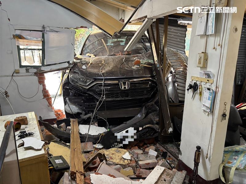 台中東勢區發生離奇車禍,一對70多歲老夫妻開車撞進民宅,釀4人受傷。(圖/翻攝畫面)