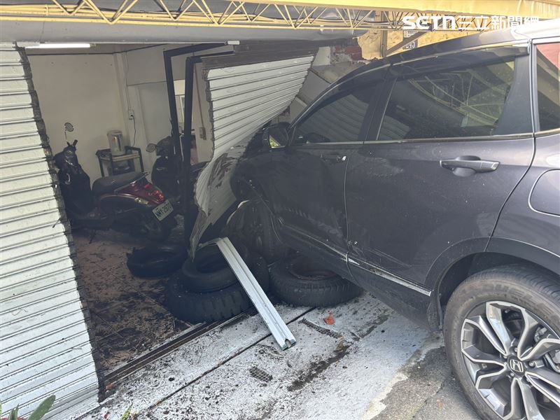 屋主夫妻在客廳聊天慘遭波及,雙雙掛彩。(圖/翻攝畫面)