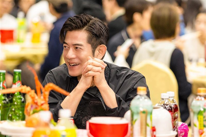 郭富城參與劇組的台式「辦桌」殺青酒。(圖/翻攝自Threads @dont.father.me)