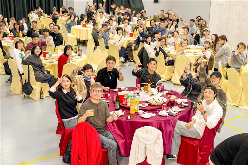 《老子》日前正式殺青,由郭富城、王柏傑領銜主演,劇組特別以台式「辦桌」形式舉辦殺青酒。(圖/翻攝自Threads @dont.father.me)