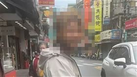 在新莊街頭隨機掌摑路人的男子。（圖／翻攝自臉書《愛新莊我是新莊人》）