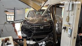 台中,東勢,車禍,民宅,衝撞,夫妻,掛彩（圖／翻攝畫面）