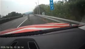 新竹9歲男童在國道路肩逆向行走，國道警察驚險救援送其返家。（圖／翻攝畫面）