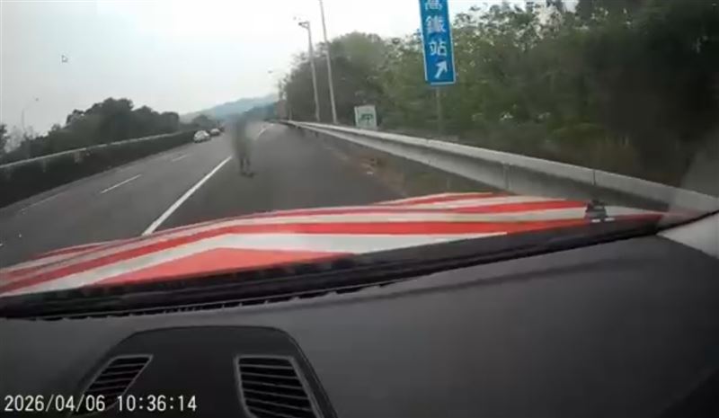9歲男童徘徊國道!員警驚險抱起閃大卡車