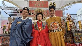 「神行盃國際四驅車大賽」發起人草爺（左一）、柯大堡（右一）宣佈第三屆「神行盃」將移師高雄岡山城隍殿舉行。（圖／神行盃提供） 