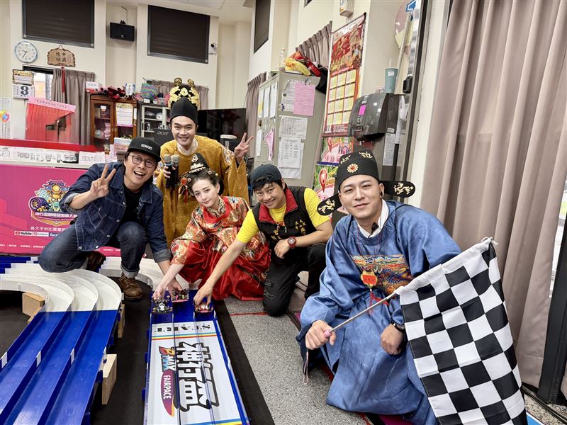 第二屆「神行盃廣澤宮B-Max四驅車挑戰賽」圓滿落幕！（由左至右）港仔台爸張啟樂、柯大堡、本本江佑真、賴銘偉、草爺一起開心尬車。（圖／神行盃提供）