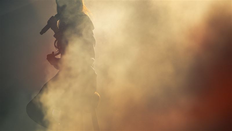 日覆面歌手被認出要簽名 她親回:別怪他