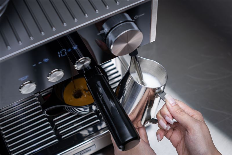 Sunbeam新品&mdash;&mdash;頂規Origins半自動義式咖啡機與4月全新登場的Prima Latte絲絨奶泡義式咖啡機，將在活動現場提供體驗與獨家優惠。（圖／品牌業者提供）