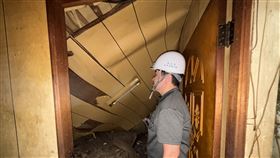 技師勘查發現2樓木構造橫梁腐朽，導致天花板大面積掉落，建議清理後施作防止掉落之安全措施。（圖／翻攝畫面）