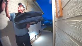 外送員辛普森日前因為一個平凡卻充滿溫度的舉動，意外在網路上掀起全球募款浪潮。（圖／翻攝自tiktok）