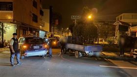 黃男因債務糾紛、遭30歲曹姓男子持刀脅持押上車，警方成功圍捕救人脫困。（圖／翻攝畫面）