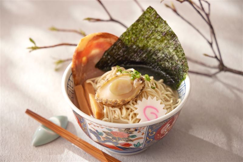 台北喜來登十二廚「日式鮑魚雞白湯拉麵」。（圖／飯店旅宿業者提供）