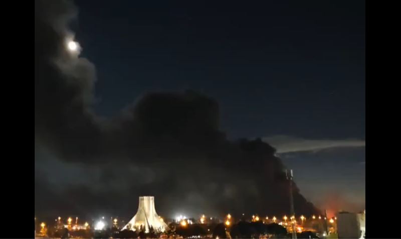 伊朗首都德黑蘭遭美以聯軍轟炸，地標阿札迪塔背後可見巨大濃煙。（圖／翻攝自X平台 @BRICSinfo）