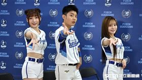 中職37年例行賽，Fubon Angels應援團成員布萊恩因為「三振舞」爆紅。（圖／記者劉彥池攝影）