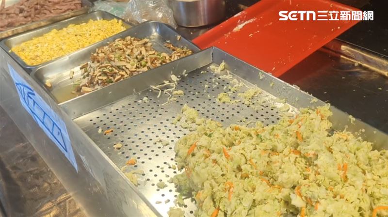 業者喊冤，爆料民眾是在上午6時購買後，一路放到11時才吃，強調不論是便當或其他餐點，在常溫下放置過久本就容易變質。（圖／翻攝畫面）