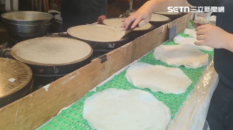 爐台上的春捲皮，一張煎過一張，在地經營30年，累積不少老顧客。（圖／翻攝畫面）