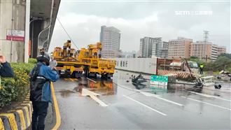 曳引車撞工地！夫妻「差一步」死裡逃生