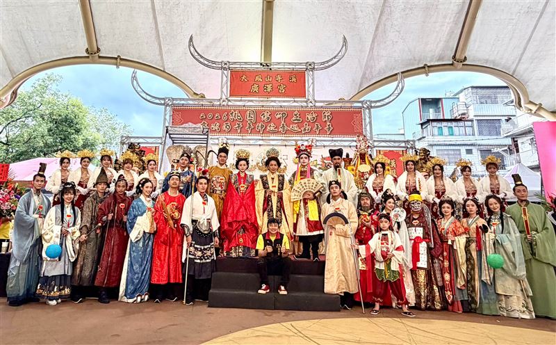 搖滾宮主賴銘偉與神遊春巡扮仙的藝人朋友留下經典畫面。(圖/大溪鳳山寺廣澤宮提供)