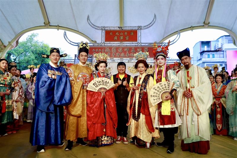 (左起)草爺、柯大堡、本本江佑真、賴銘偉、郎祖筠、李吉祥、亮哲扮仙。(圖/大溪鳳山寺廣澤宮提供)