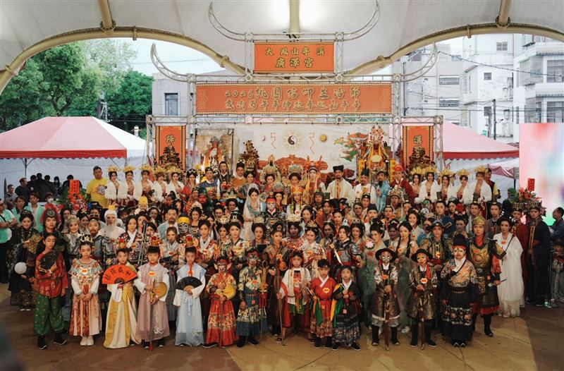 神遊春巡漢服真人扮仙活動的破百位眾仙合影。(圖/大溪鳳山寺廣澤宮提供)