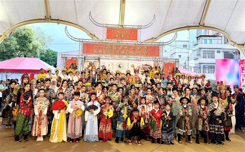 賴銘偉與神遊春巡漢服真人扮仙活動的破百位眾仙合影。(圖/大溪鳳山寺廣澤宮提供)