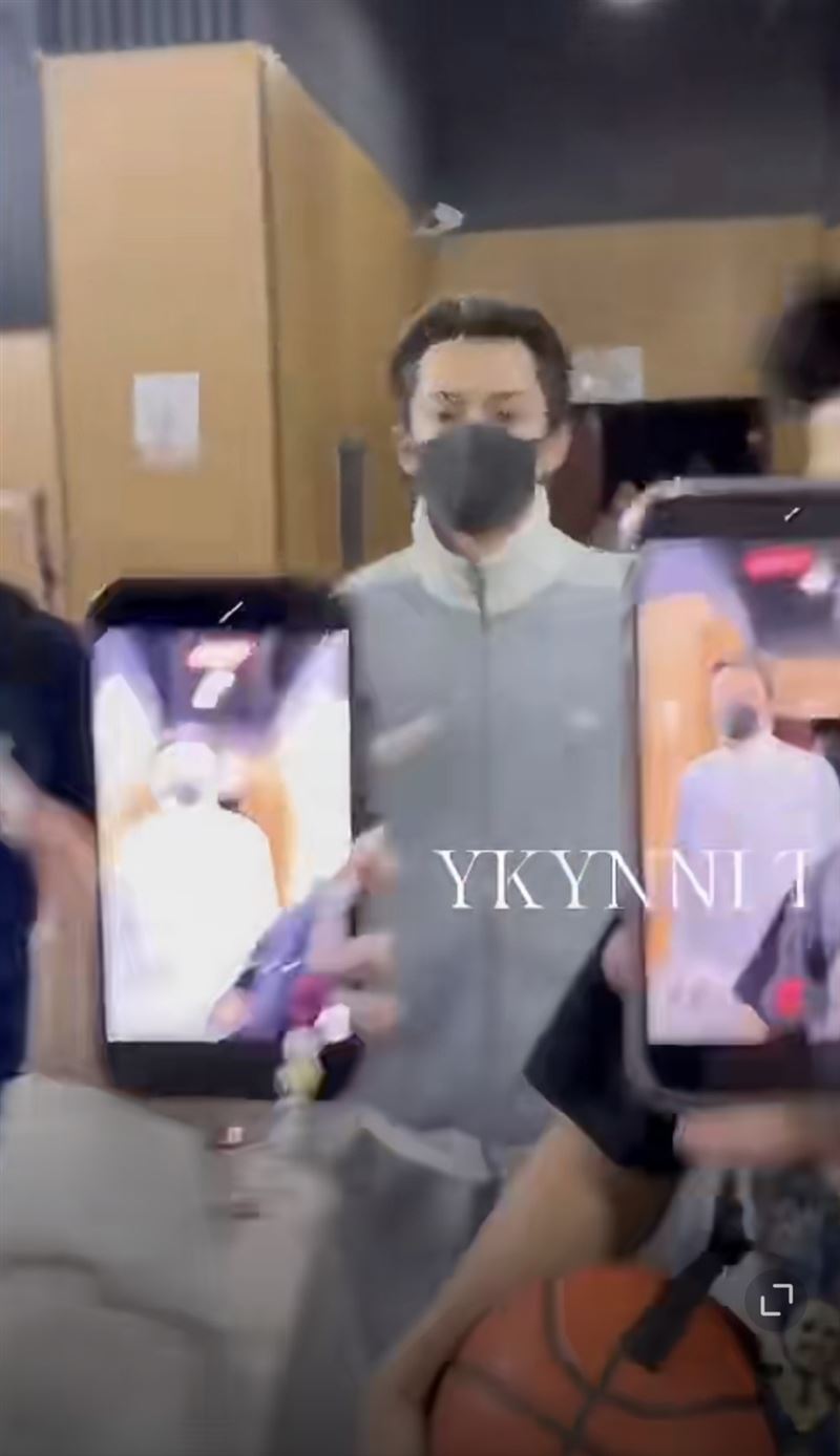 王鶴棣在結束籃球活動後，疑似遭私生飯近距離圍堵拍攝，最終情緒失控出手打掉對方手機。（圖／翻攝自微博）