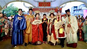 （左起）草爺、柯大堡、本本江佑真、賴銘偉、郎祖筠、李吉祥、亮哲扮仙。（圖／大溪鳳山寺廣澤宮提供）