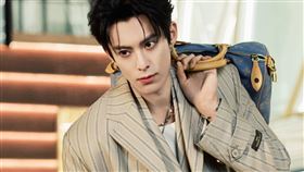 中國男星王鶴棣憑藉《蒼蘭訣》、《大奉打更人》等劇爆紅，晉升新生代一線男星。（圖／翻攝自微博）